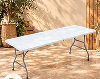 Table pliante blanche installée en extérieur